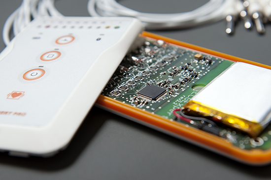 Enginyers TecnoCSE dissenyant un dispositiu m&egrave;dic
