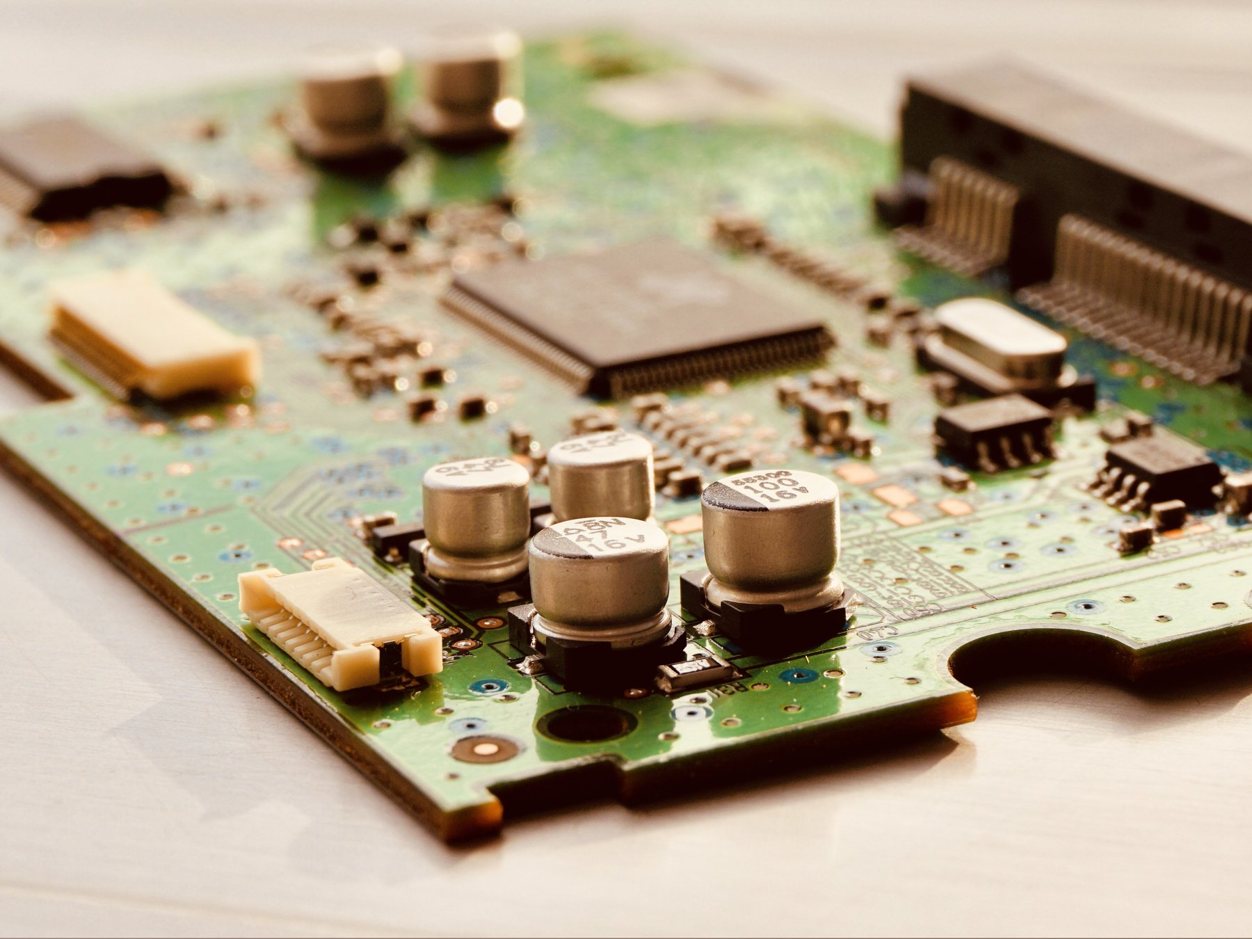Macro d'una placa electrònica amb microcontrolador i components SMD